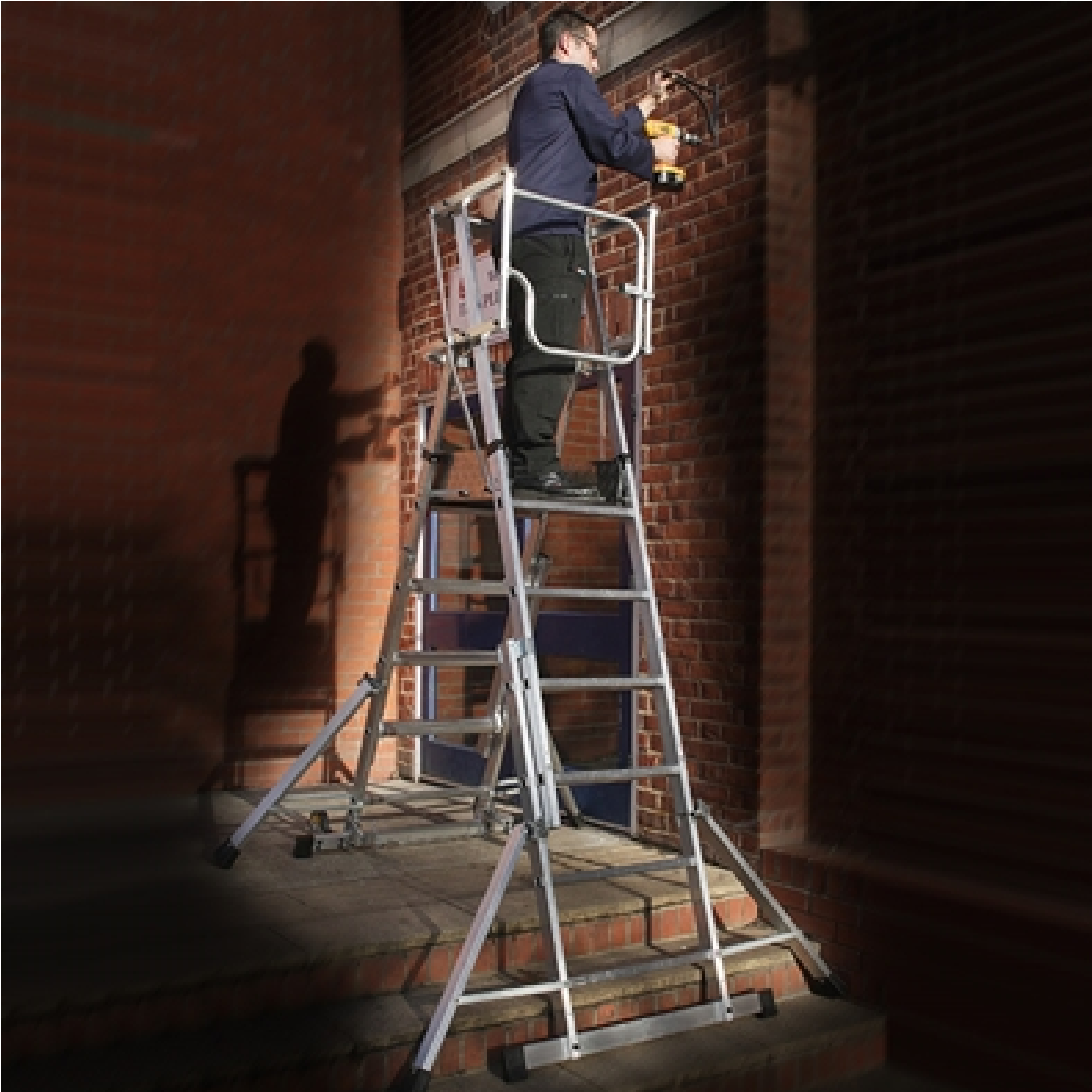 YOUNGMAN Teleguard 4 To 6 Rung Telescopic PLATFORM Ladder   1662604004 TELEGUARD 4 